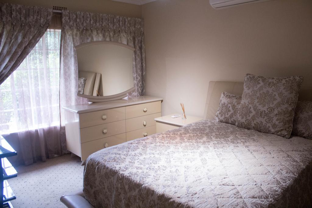 Khuvena Guesthouse Randburg Екстер'єр фото