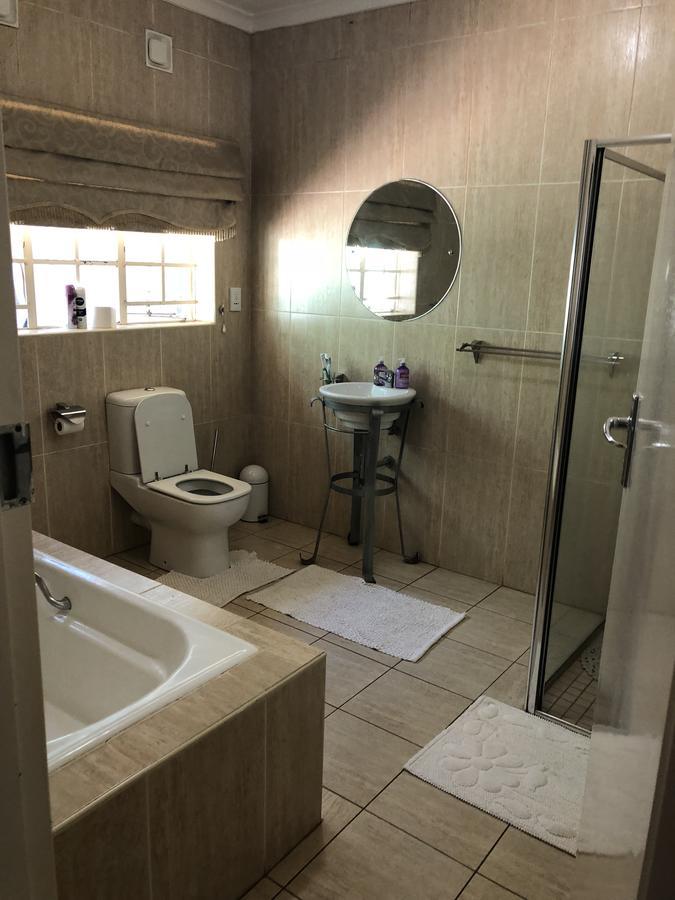 Khuvena Guesthouse Randburg Екстер'єр фото