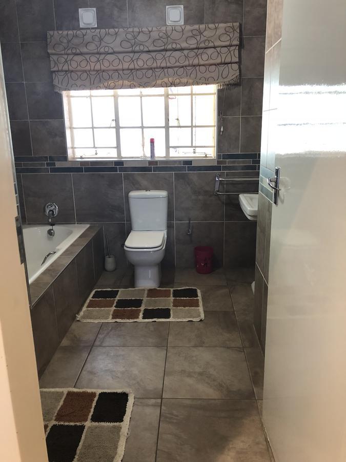 Khuvena Guesthouse Randburg Екстер'єр фото