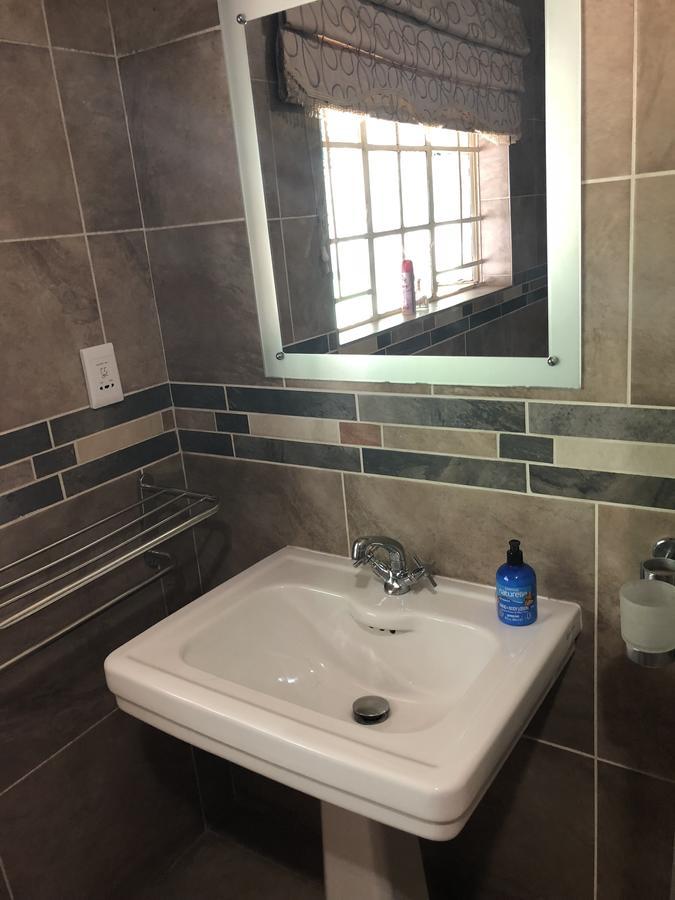 Khuvena Guesthouse Randburg Екстер'єр фото