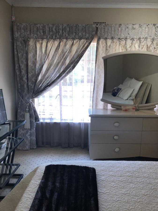 Khuvena Guesthouse Randburg Екстер'єр фото