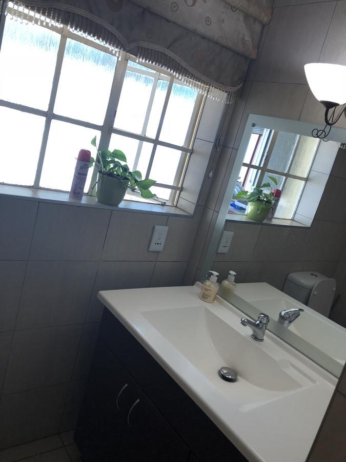 Khuvena Guesthouse Randburg Екстер'єр фото