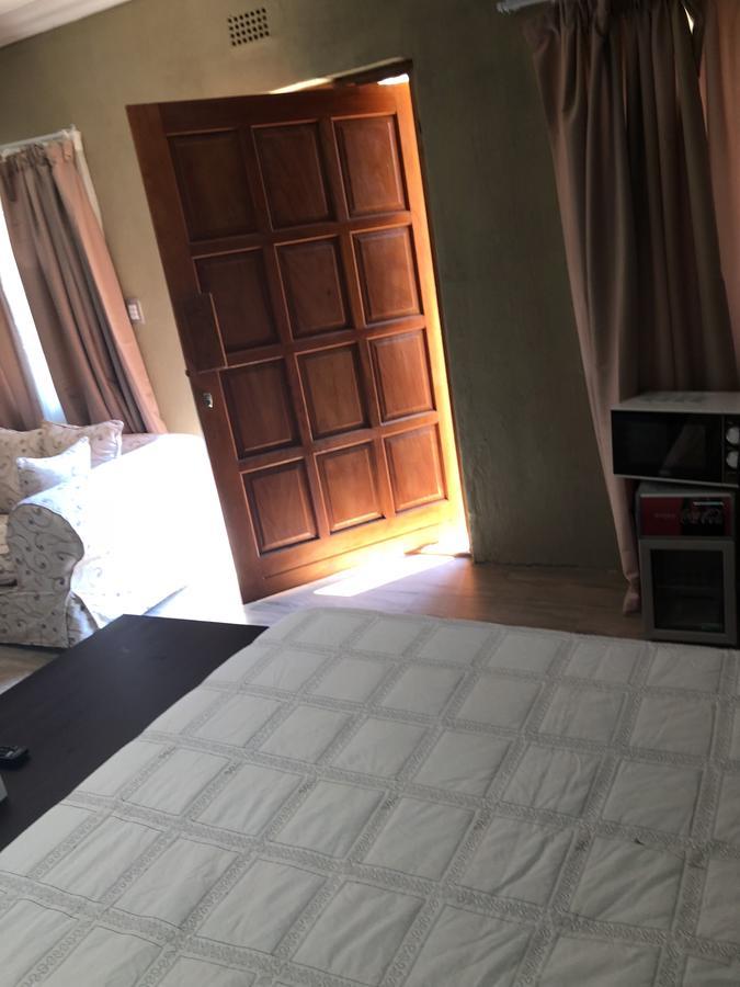 Khuvena Guesthouse Randburg Екстер'єр фото
