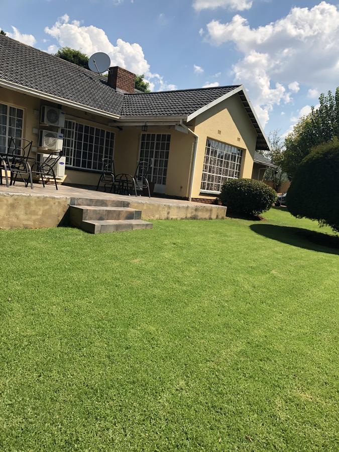 Khuvena Guesthouse Randburg Екстер'єр фото